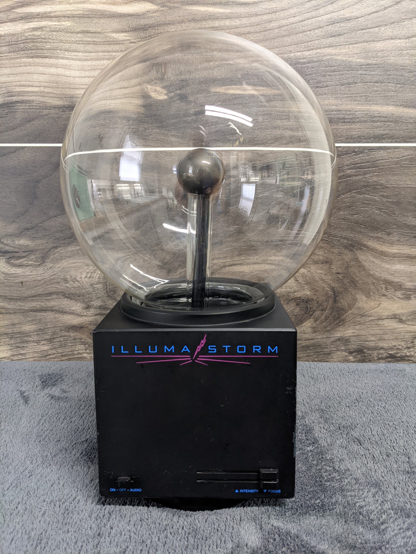 Realistic Illuma Storm 42-3035 Plasma Globe Ball Audio Motion Lamp