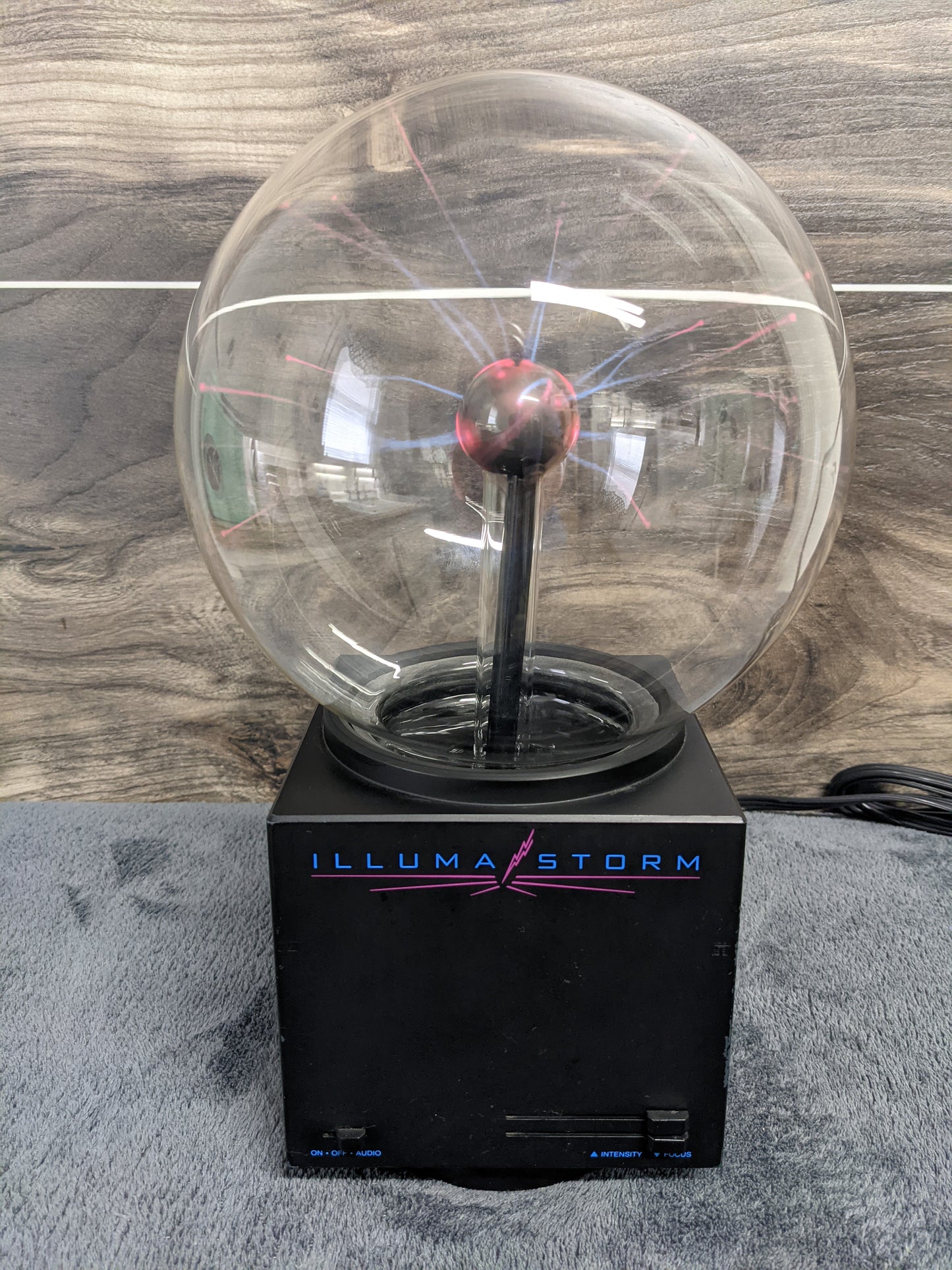 Realistic Illuma Storm 42-3035 Plasma Globe Ball Audio Motion Lamp